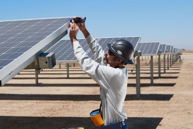 O que eu preciso para trabalhar com energia solar?